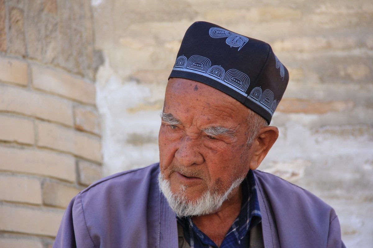 Hombre de Uzbekistán, un país donde reina la generosidad y la Hospitalidad