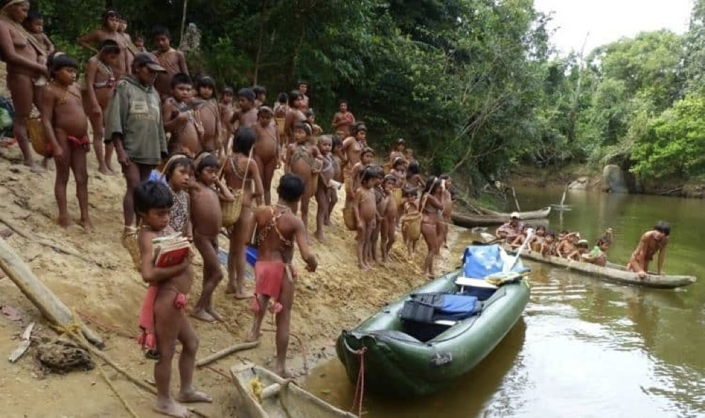 Venezuela Tribu Viendo Embarcar En Canoas