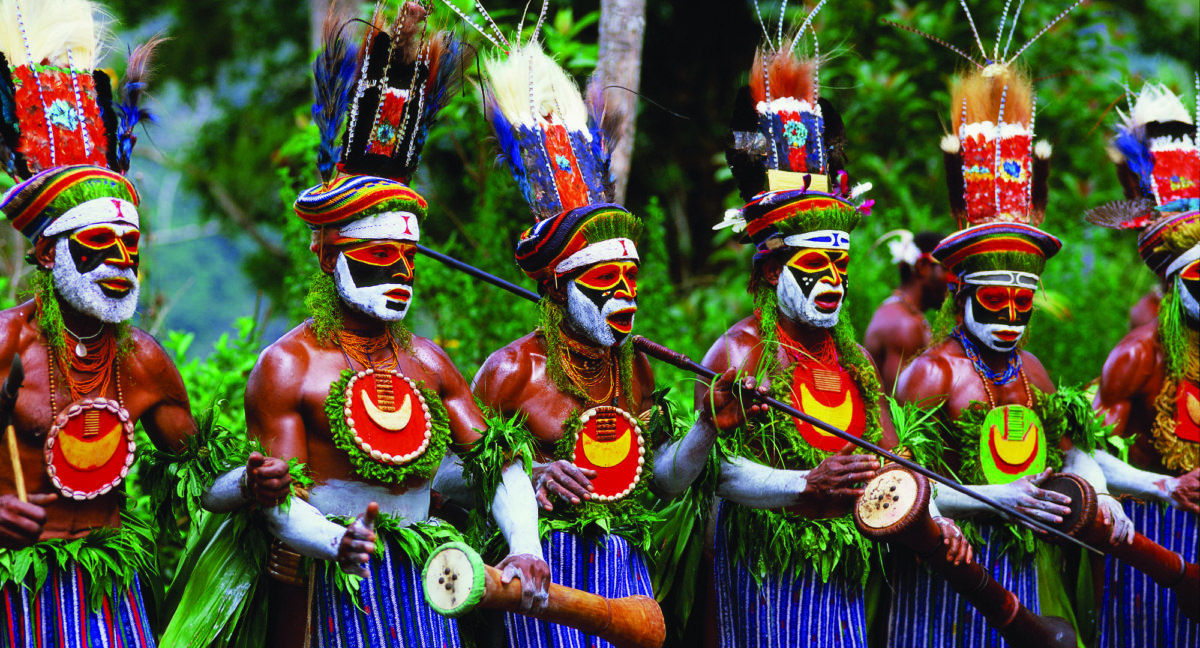 Guerreros de Papúa Nueva Guinea ataviados con trajes de danza en festival de Mt. Hagen