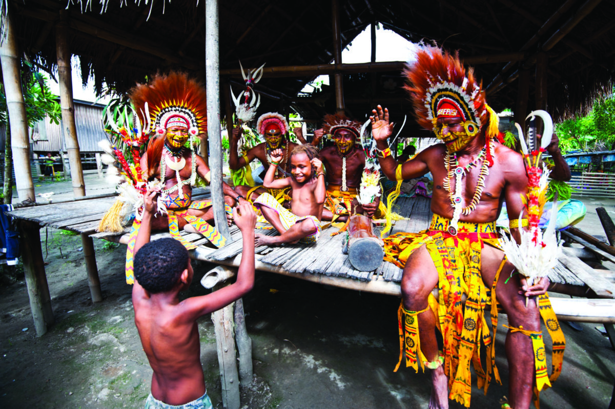 Guerreros de la tribu mekeo de Papúa Nueva Guinea ataviados con trajes de danza