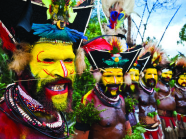 Guerreros de la tribu huli de Papúa Nueva Guinea ataviados con trajes de danza en el festival de Goroka