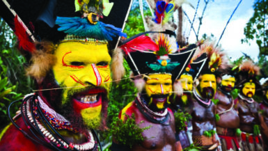 Guerreros de la tribu huli de Papúa Nueva Guinea ataviados con trajes de danza en el festival de Goroka