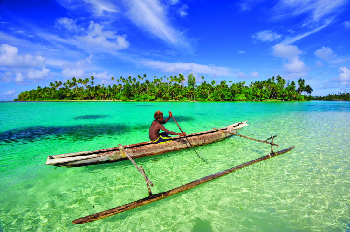 Niño con canoa en Papúa Nueva Guinea